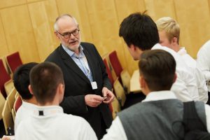 Professor Gert G. Wagner im Gespräch mit dem Team des Martin-Andersen-Nexö Gymnasiums aus Dresden während der Pause